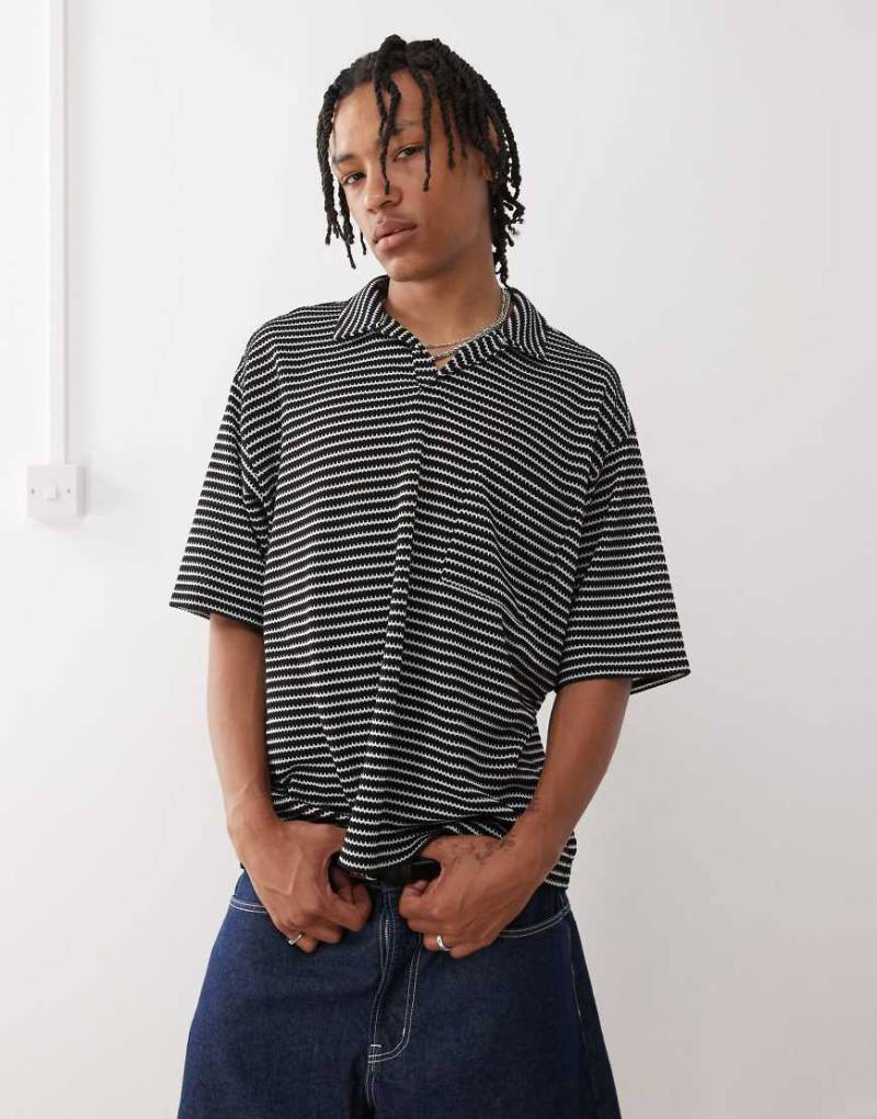 Reclaimed Vintage - Kurzärmliges Urlaubs-Poloshirt aus strukturiertem Jersey in Schwarz gestreift von Reclaimed Vintage