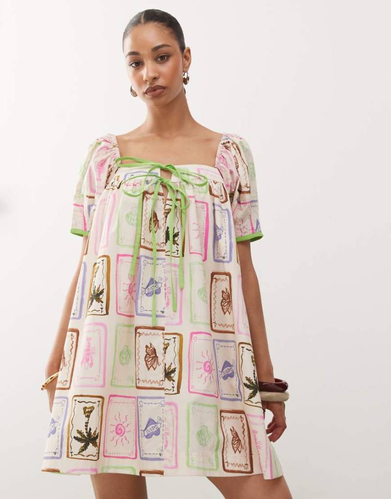 Reclaimed Vintage - Kurzes Hängerkleid mit leuchtendem Postkartenmuster und kontrastfarbenem Besatz-Bunt von Reclaimed Vintage