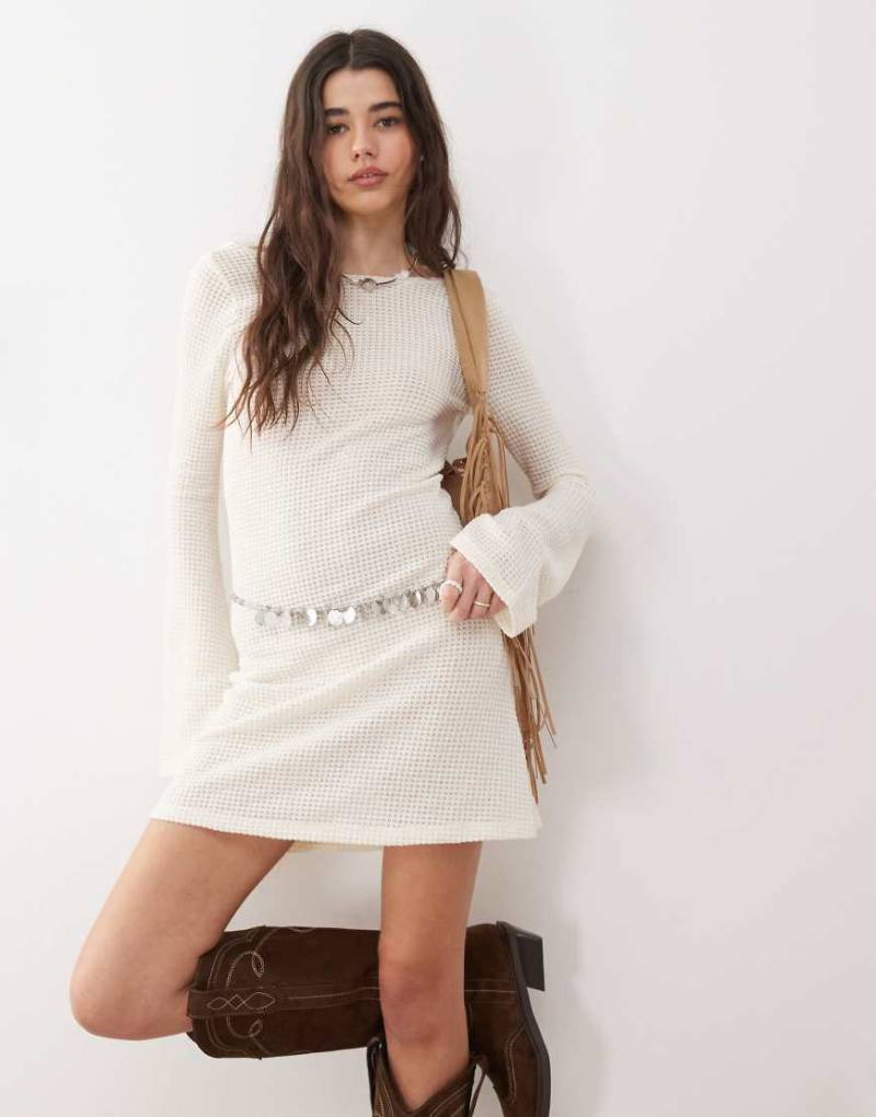 Reclaimed Vintage - Kurzes Strandkleid aus Häkelstrick in Creme mit ausgestellten Ärmeln-Weiß von Reclaimed Vintage