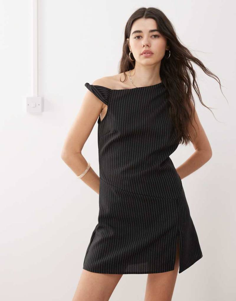 Reclaimed Vintage - Kurzes elegantes Skortkleid in Schwarz mit One-Shoulder-Träger und Nadelstreifen von Reclaimed Vintage