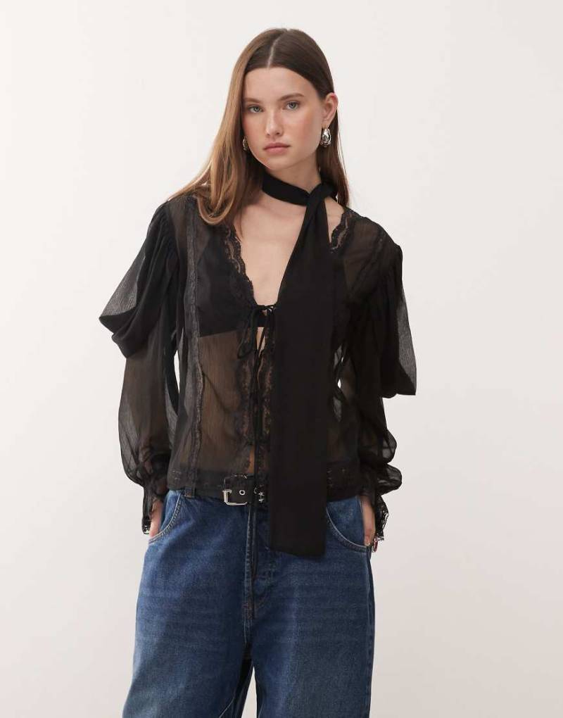 Reclaimed Vintage - Langärmlige, transparente Bluse in Schwarz mit Spitzenborte und schmalem Schal von Reclaimed Vintage