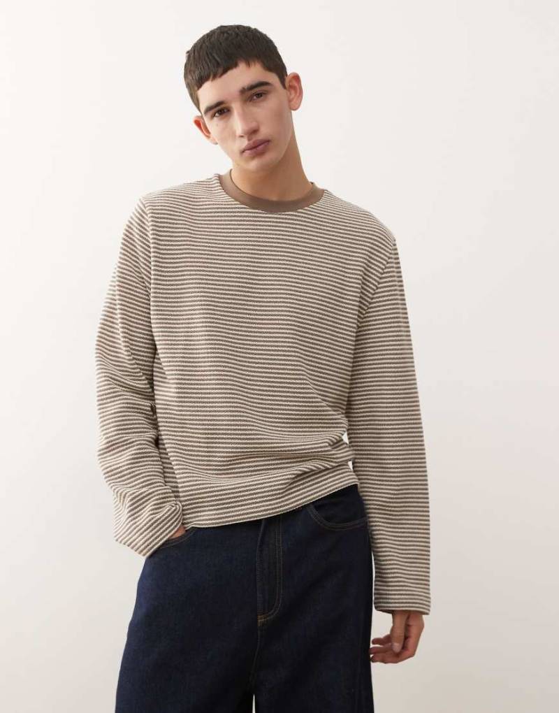 Reclaimed Vintage - Langärmliges, kastiges Cropped-T-Shirt mit Streifen in Braun und Weiß-Schwarz von Reclaimed Vintage