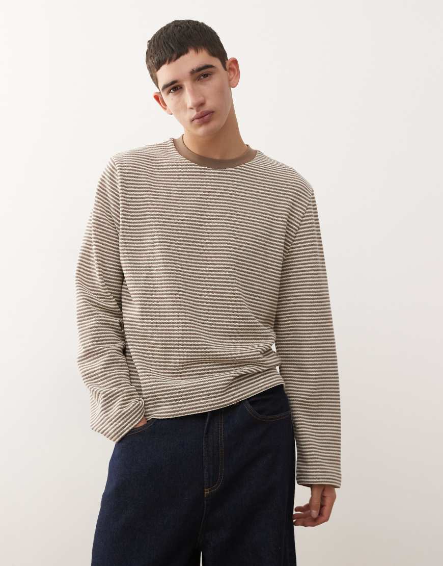 Reclaimed Vintage - Langärmliges, kastiges Cropped-T-Shirt mit Streifen in Braun und Weiß-Schwarz von Reclaimed Vintage