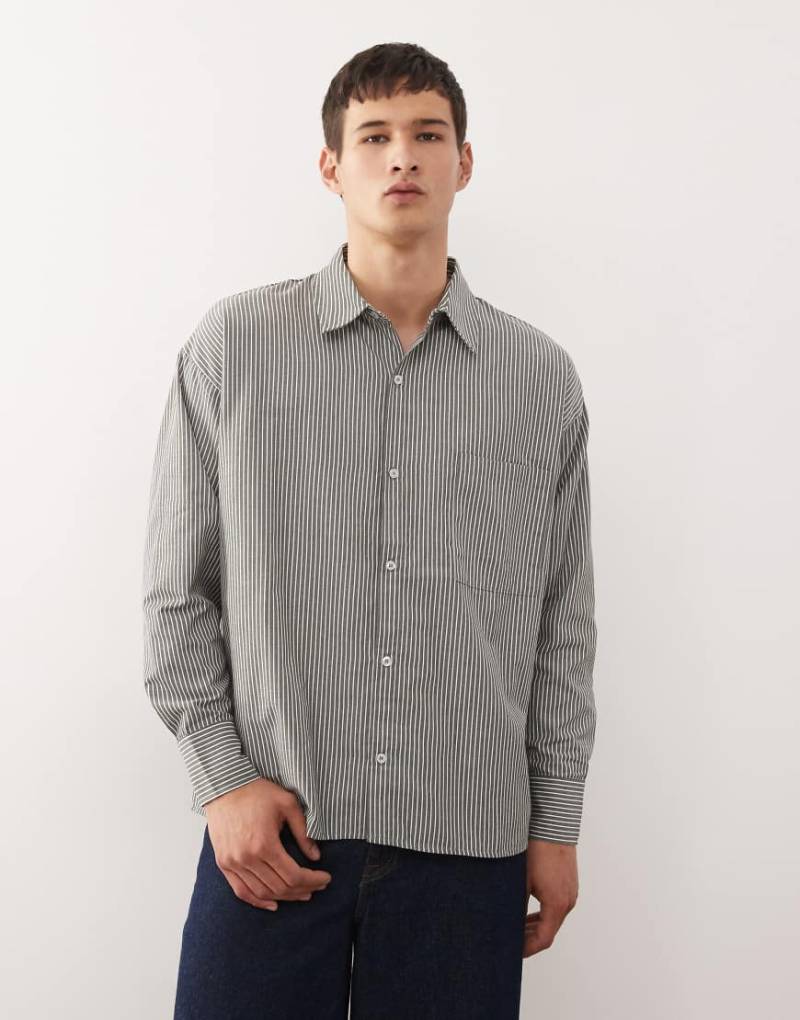 Reclaimed Vintage - Langärmliges, kastiges Hemd in Khaki mit Nadelstreifen-Grün von Reclaimed Vintage