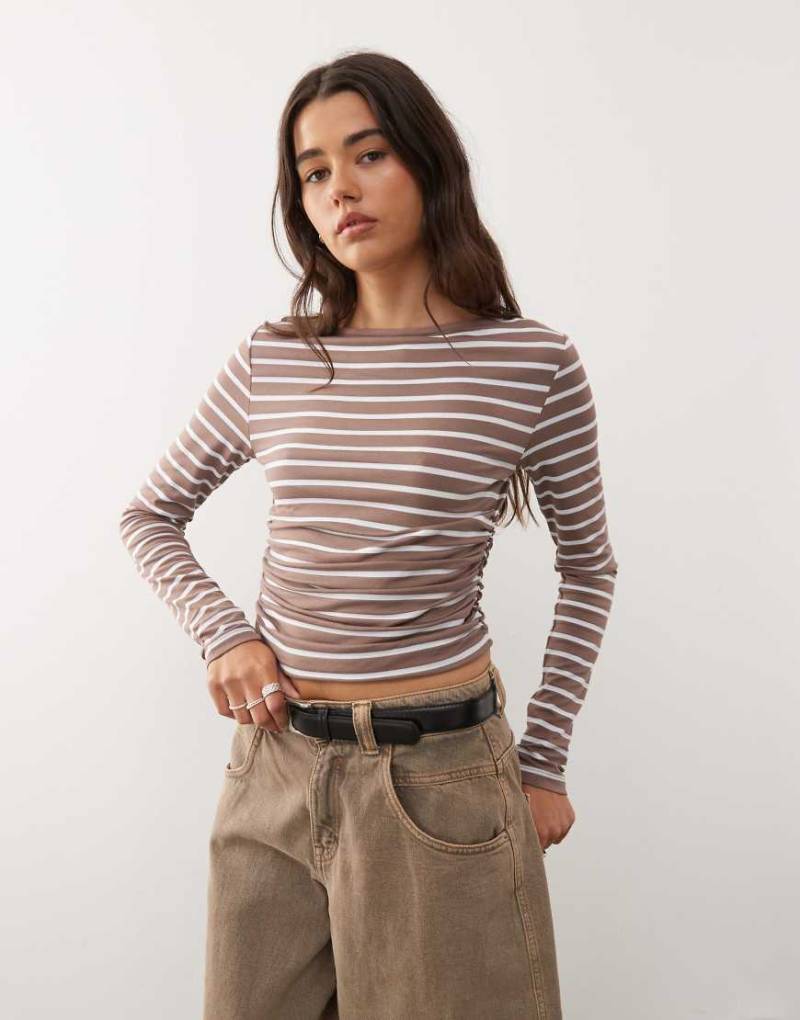 Reclaimed Vintage - Langärmliges, tailliertes Shirt in Braun mit Streifen, U-Boot-Ausschnitt und gerafftem Detail-Brown von Reclaimed Vintage