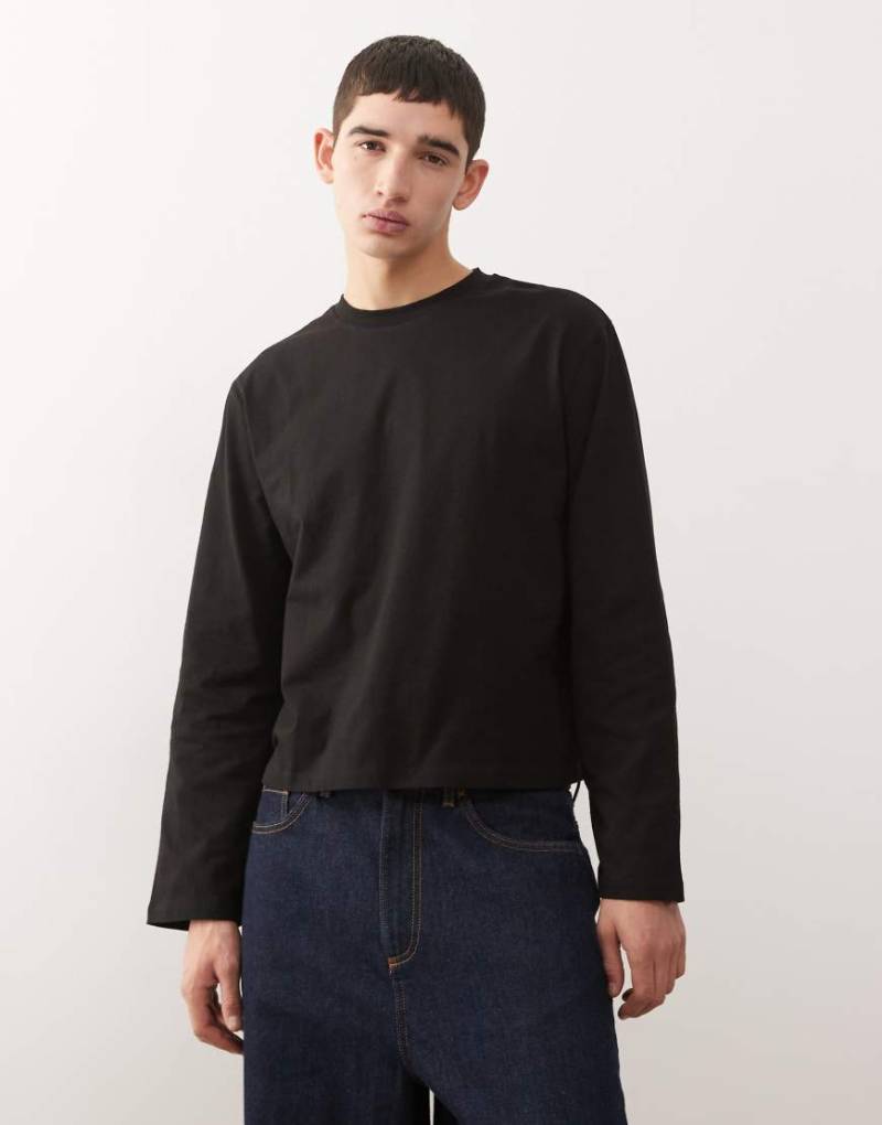 Reclaimed Vintage - Langärmliges Cropped-T-Shirt in Schwarz mit kastiger Passform von Reclaimed Vintage