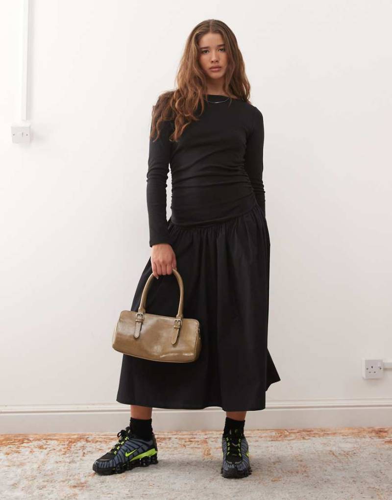 Reclaimed Vintage - Langärmliges Midikleid mit kontrastierendem Rock und gerafften Details in Schwarz von Reclaimed Vintage