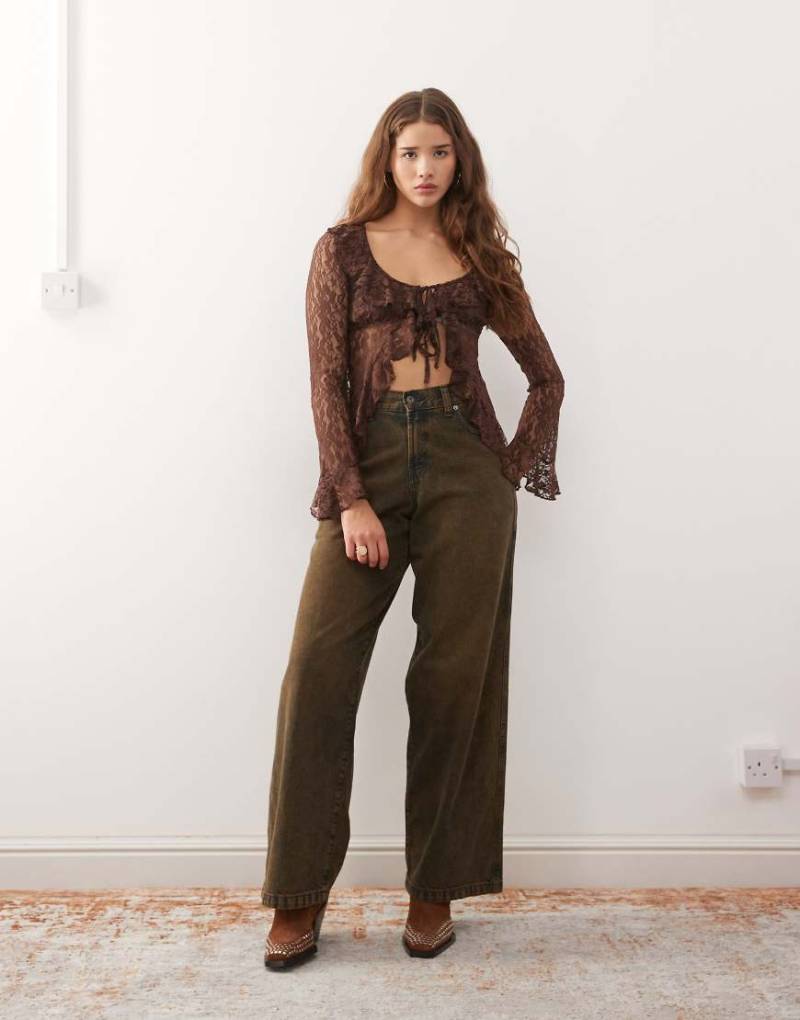 Reclaimed Vintage - Langärmliges Oberteil aus Spitze in Schokobraun mit Rüschen-Brown von Reclaimed Vintage
