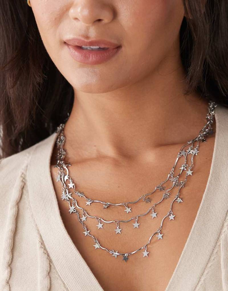 Reclaimed Vintage - Lange, mehrlagige Halskette mit silberfarbenen Sterndetails Reclaimed Vintage - Lange, mehrlagige Halskette mit silberfarbenen Sterndetails von Reclaimed Vintage