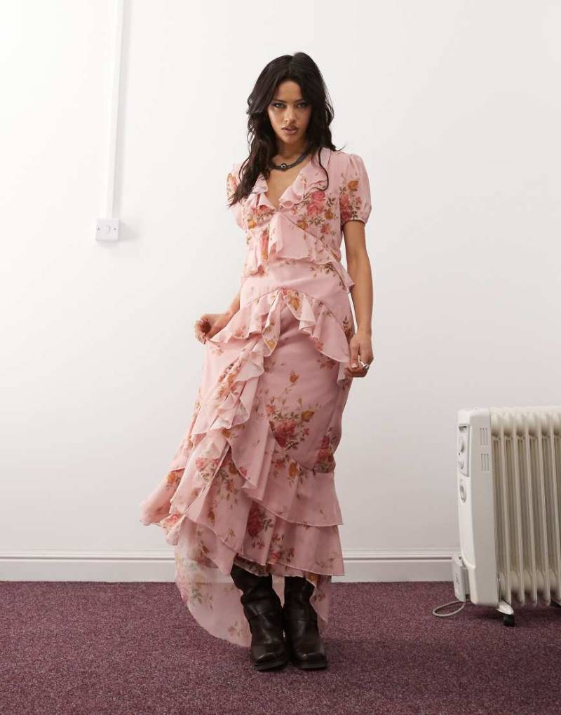 Reclaimed Vintage - Langes Boho-Freizeitkleid in Rosa mit Rüschen und Blumenmuster-Weiß von Reclaimed Vintage