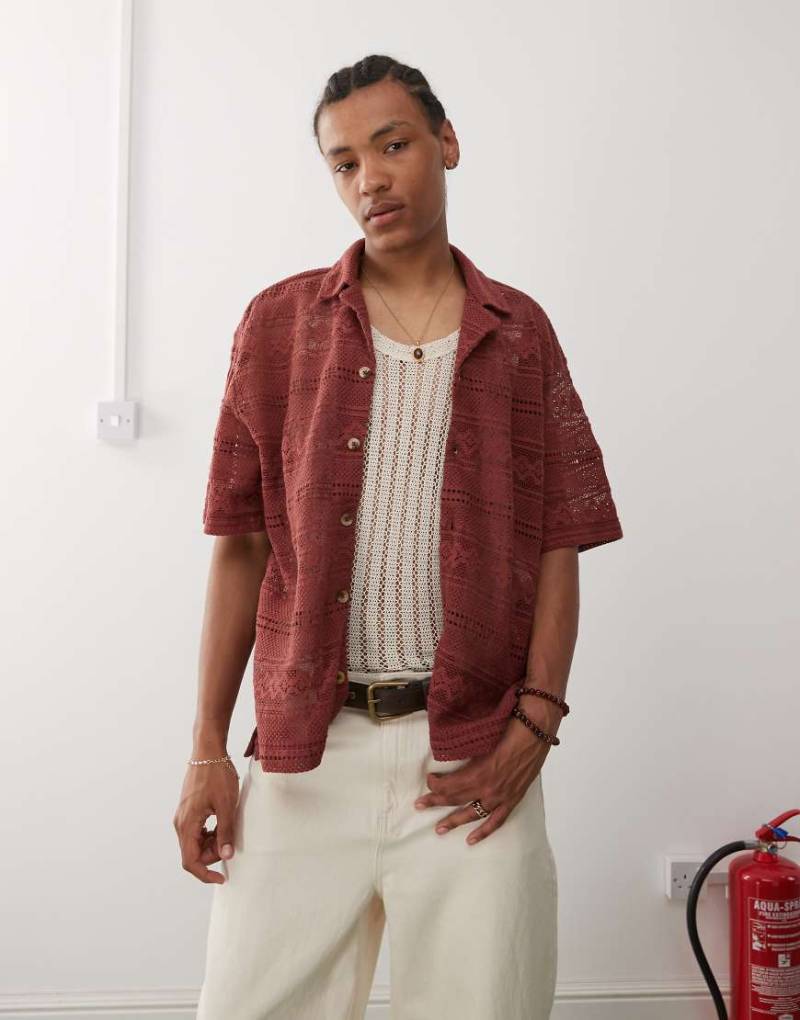 Reclaimed Vintage - Limited Edition - Kurzärmliges Hemd in Burgunderrot aus gehäkelter Spitze-Orange Reclaimed Vintage - Limited Edition - Kurzärmliges Hemd in Burgunderrot aus gehäkelter Spitze-Orange von Reclaimed Vintage