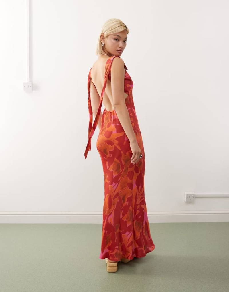 Reclaimed Vintage - Limited Edition - Maxikleid in Rot mit Blumenprint, Rückenausschnitt und Bindedetail von Reclaimed Vintage