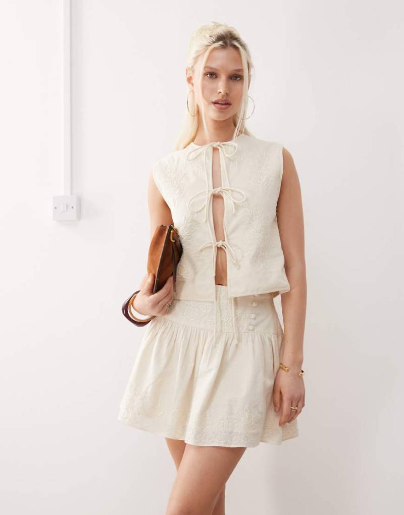 Reclaimed Vintage - Limited Edition - Minirock mit tiefer Taille und Perlenstickerei, Kombiteil-Weiß von Reclaimed Vintage