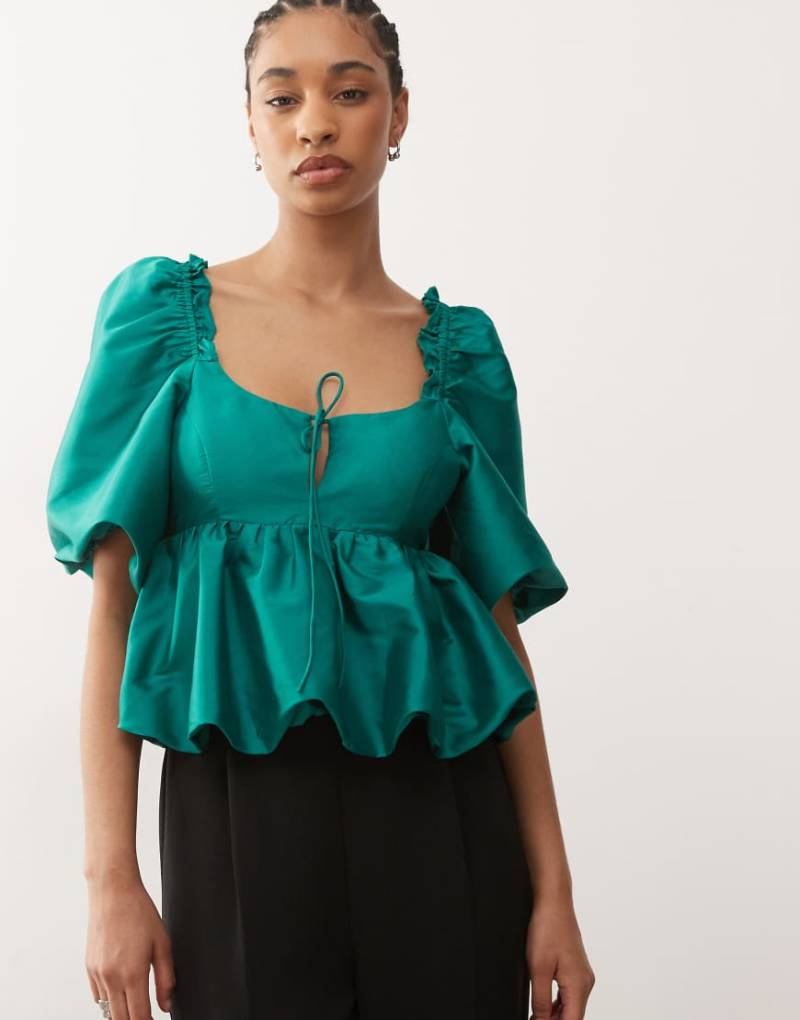 Reclaimed Vintage - Limited Edition - Oberteil aus Taft in Smaragdgrün mit Ballonsaum und akzentuierten Ärmeln-Bunt von Reclaimed Vintage