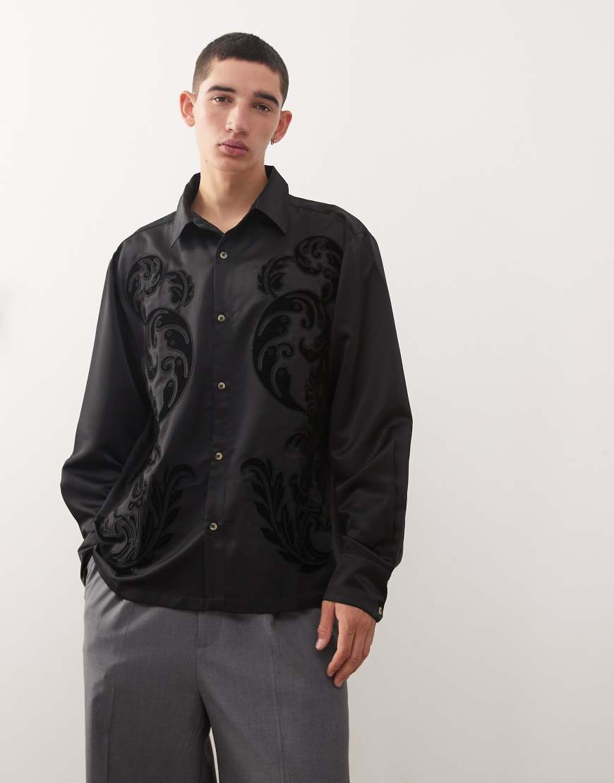 Reclaimed Vintage - Limited Edition - Oversize-Hemd aus Satin in Schwarz mit Samt-Stickerei von Reclaimed Vintage