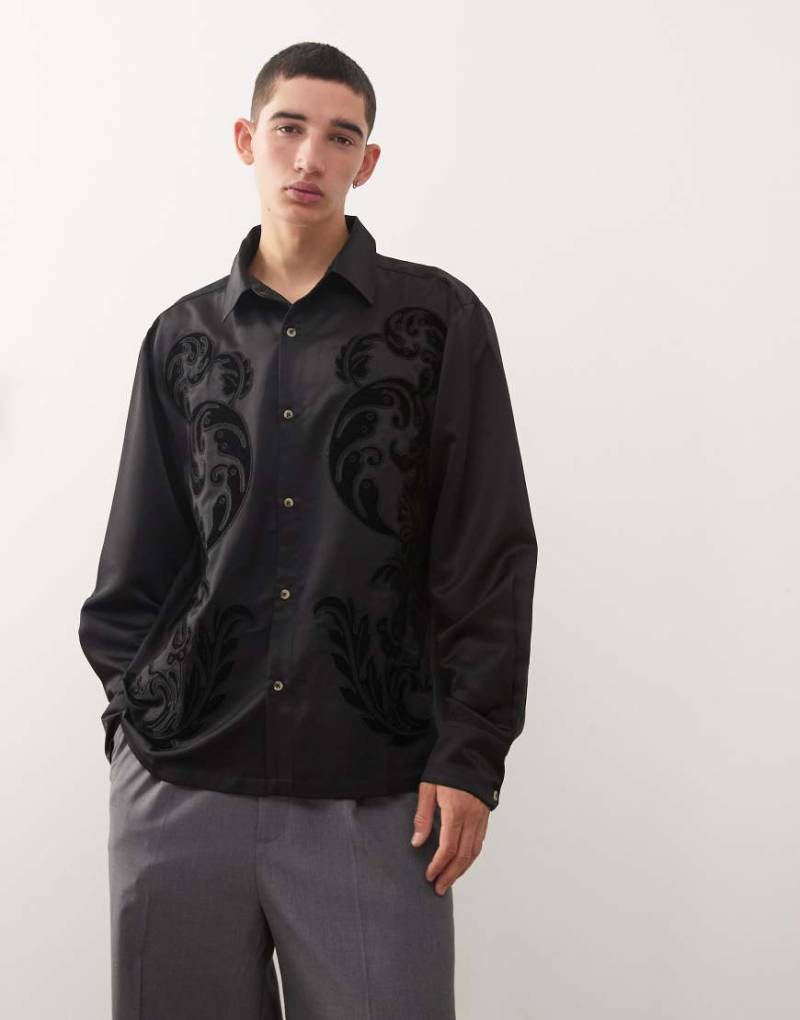 Reclaimed Vintage - Limited Edition - Oversize-Hemd aus Satin in Schwarz mit Samt-Stickerei von Reclaimed Vintage