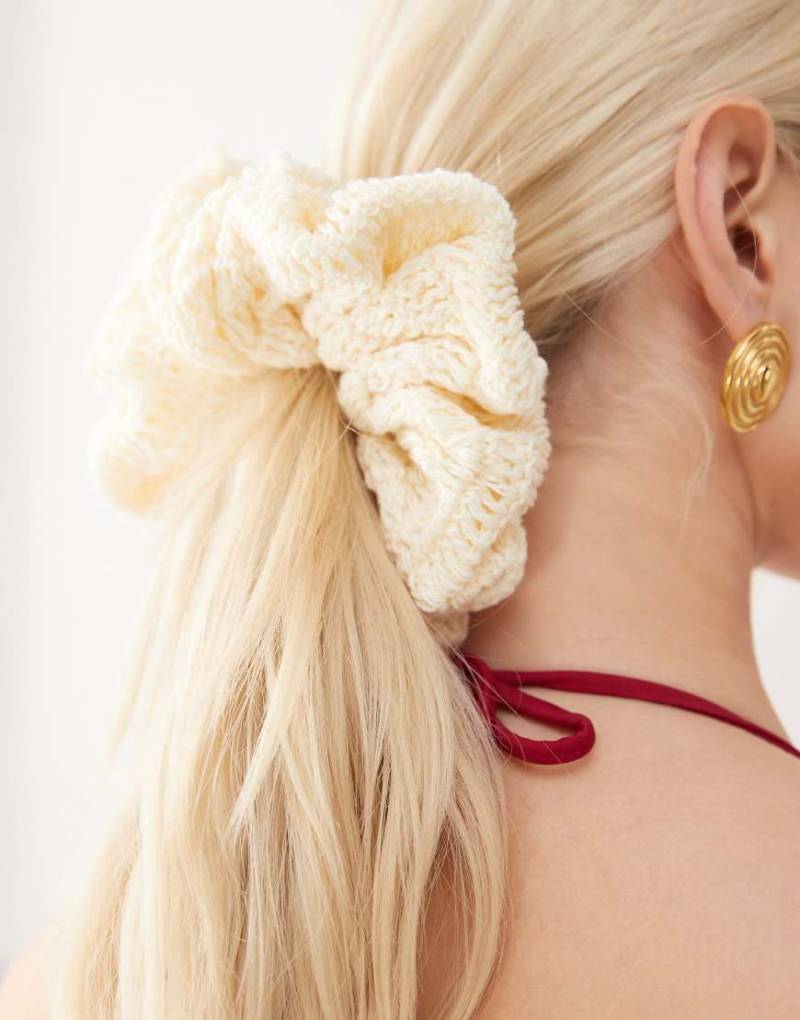 Reclaimed Vintage - Limited Edition - Oversize-Scrunchie-Haargummi aus Häkelstrick in Creme-Weiß von Reclaimed Vintage