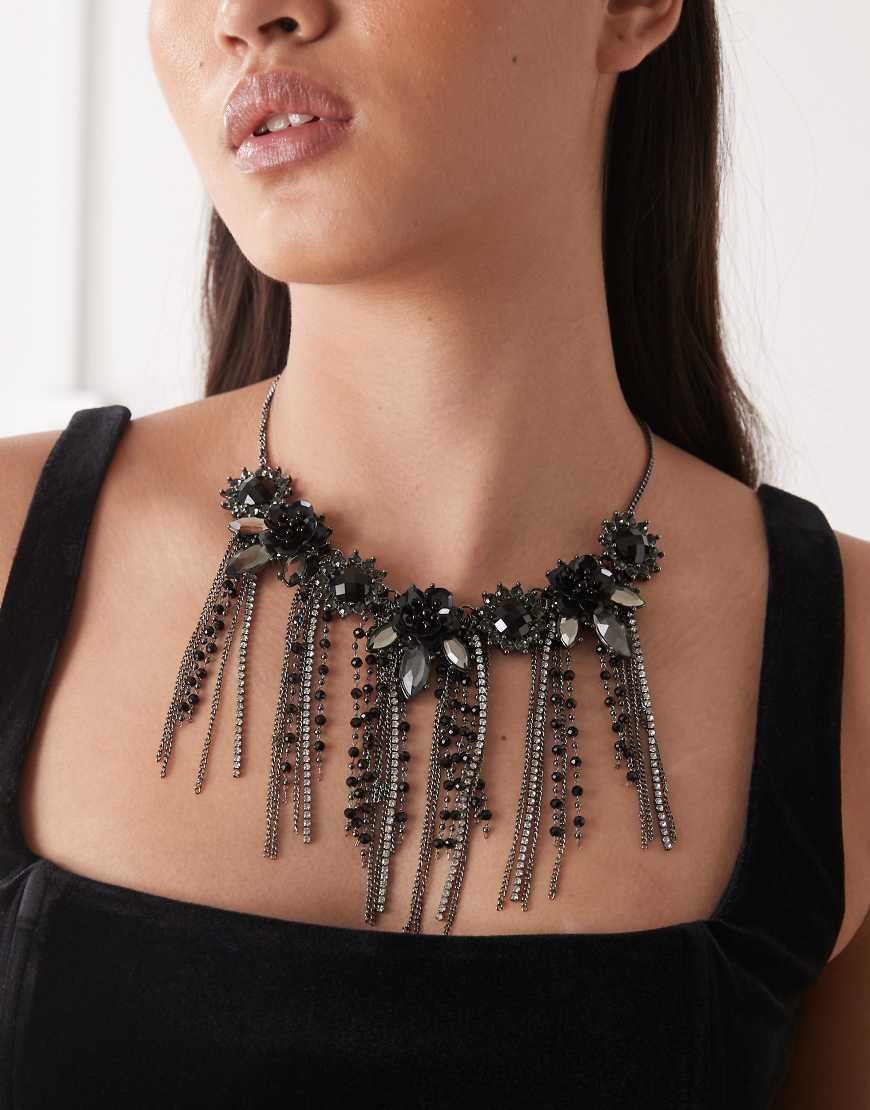 Reclaimed Vintage - Limited Edition - Silberfarbene Halskette mit floraler Strassverzierung und Kettendetails-Bunt von Reclaimed Vintage