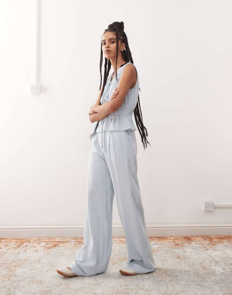 Reclaimed Vintage - Locker geschnittene Hose aus Leinenmix in Puderblau mit weitem Bein von Reclaimed Vintage