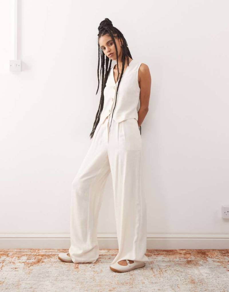 Reclaimed Vintage - Locker geschnittene Hose aus Leinenmix in neutralem Farbton mit weitem Bein Reclaimed Vintage - Locker geschnittene Hose aus Leinenmix in neutralem Farbton mit weitem Bein von Reclaimed Vintage