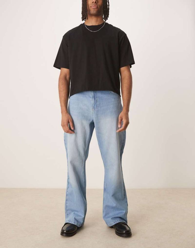 Reclaimed Vintage - Locker geschnittene, ausgestellte Bootcut-Jeans in hellblauer Bleach-Waschung von Reclaimed Vintage