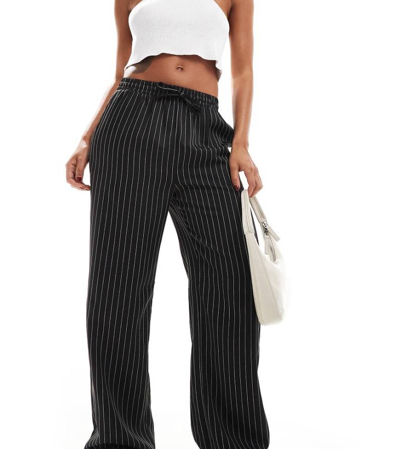 Reclaimed Vintage - Lockere Schlupfhose in Schwarz mit Nadelstreifen in Weiß von Reclaimed Vintage