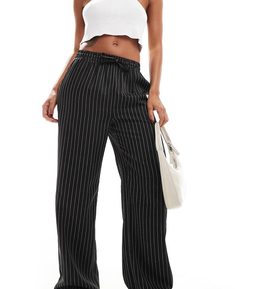 Reclaimed Vintage - Lockere Schlupfhose in Schwarz mit Nadelstreifen in Weiß von Reclaimed Vintage