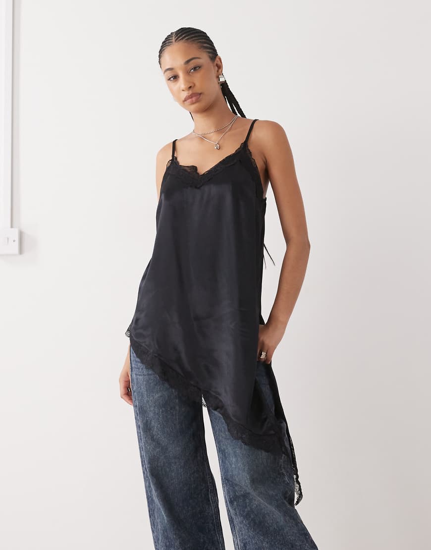 Reclaimed Vintage - Longline-Camisole für Lagen-Looks in Schwarz mit asymmetrischem Saum und Spitzenbesatz von Reclaimed Vintage