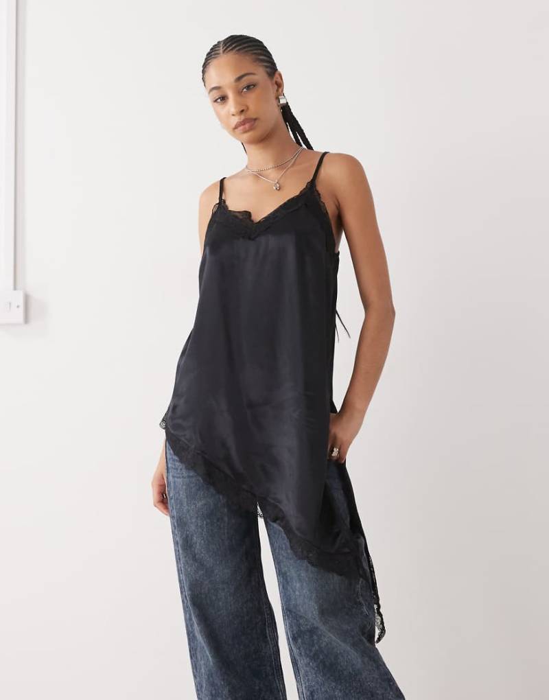 Reclaimed Vintage - Longline-Camisole für Lagen-Looks in Schwarz mit asymmetrischem Saum und Spitzenbesatz von Reclaimed Vintage