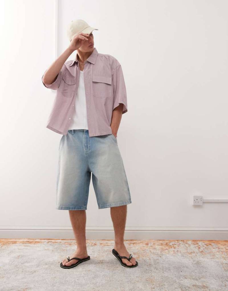 Reclaimed Vintage - Longline-Oversize-Jorts aus Denim in Hellblau mit ausgeblichener Waschung Reclaimed Vintage - Longline-Oversize-Jorts aus Denim in Hellblau mit ausgeblichener Waschung von Reclaimed Vintage