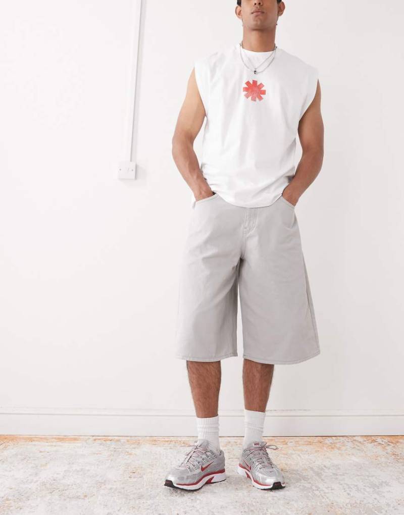 Reclaimed Vintage - Longline-Oversize-Jorts aus Denim in Hellgrau-Grün von Reclaimed Vintage