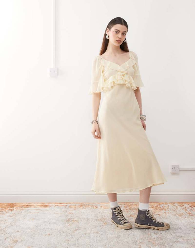 Reclaimed Vintage - Maxikleid aus Chiffon in Buttermilchgelb mit Rüschen-Weiß von Reclaimed Vintage