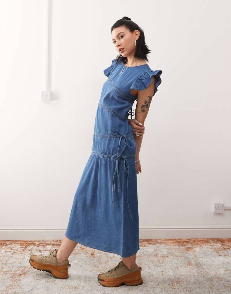 Reclaimed Vintage - Maxikleid aus Denim mit asymmetrischer Raffung-Blau von Reclaimed Vintage