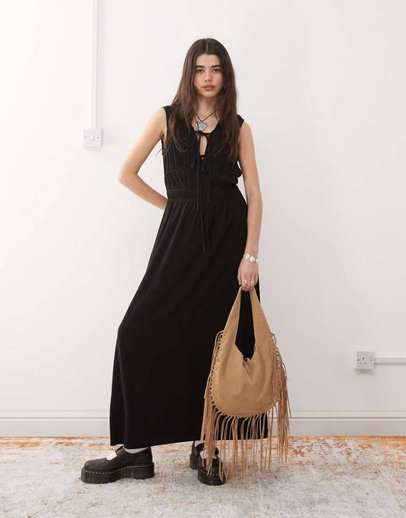 Reclaimed Vintage - Maxi-Sommerkleid aus Leinenmix in Schwarz mit Rüschen und Bindeband von Reclaimed Vintage