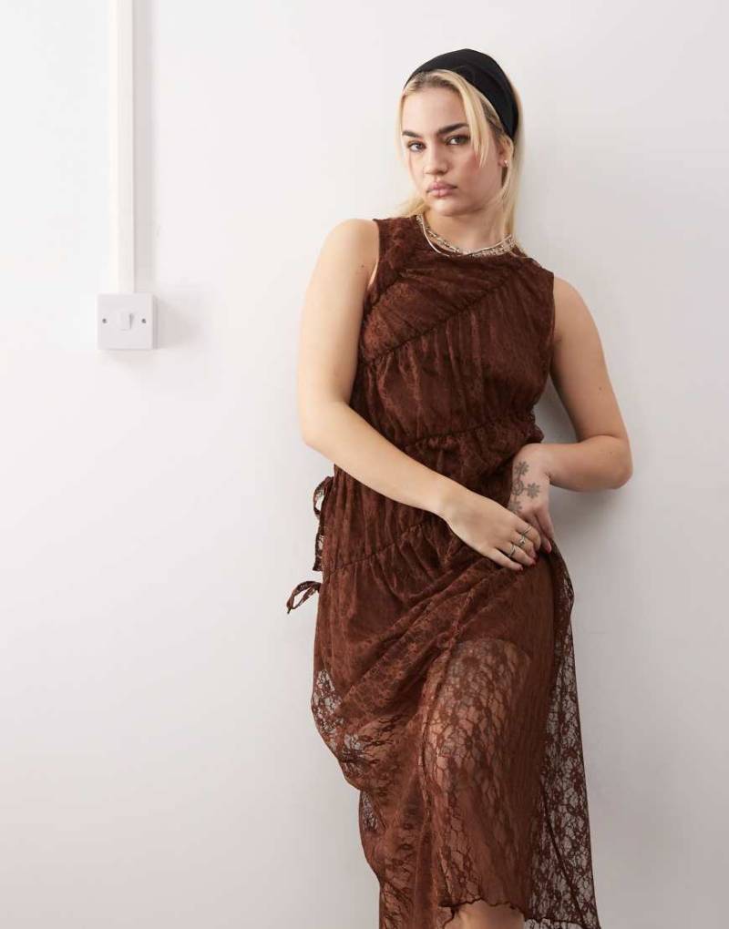 Reclaimed Vintage - Maxikleid aus Spitze in Braun mit asymmetrischem Schnitt und Bindedetail-Bunt von Reclaimed Vintage