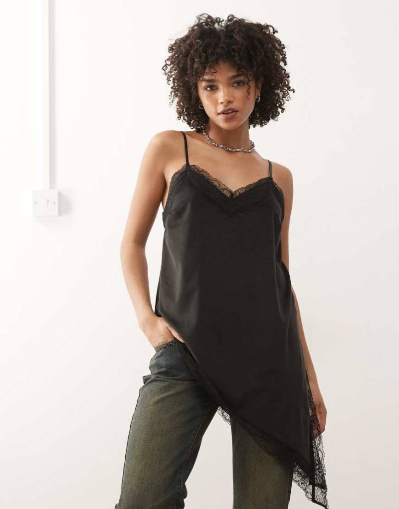 Reclaimed Vintage - Mehrlagiges Longline-Camisole aus Samt in Schwarz mit asymmetrischem Saum von Reclaimed Vintage
