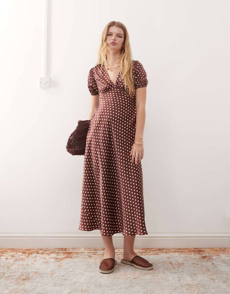 Reclaimed Vintage - Midi-Freizeitkleid in Braun mit Punkten, Puffärmeln und überkreuztem Rückendetail-Bunt von Reclaimed Vintage