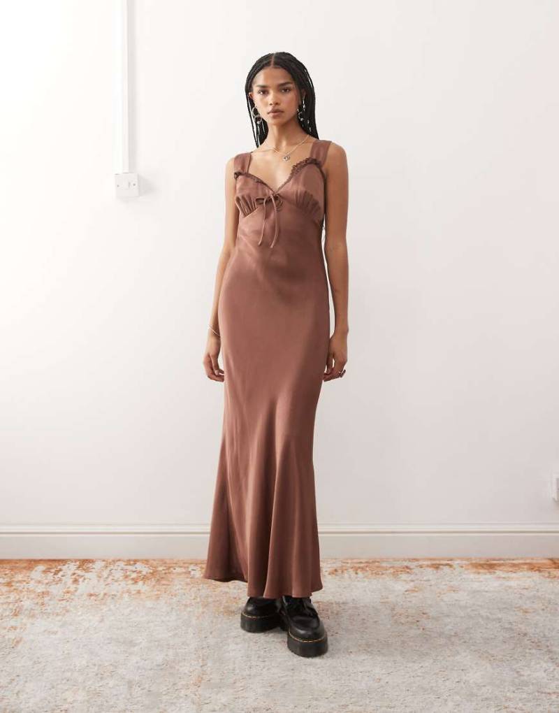 Reclaimed Vintage - Midi-Freizeitkleid aus Satin in Schokobraun mit Spitzenborten-Brown von Reclaimed Vintage