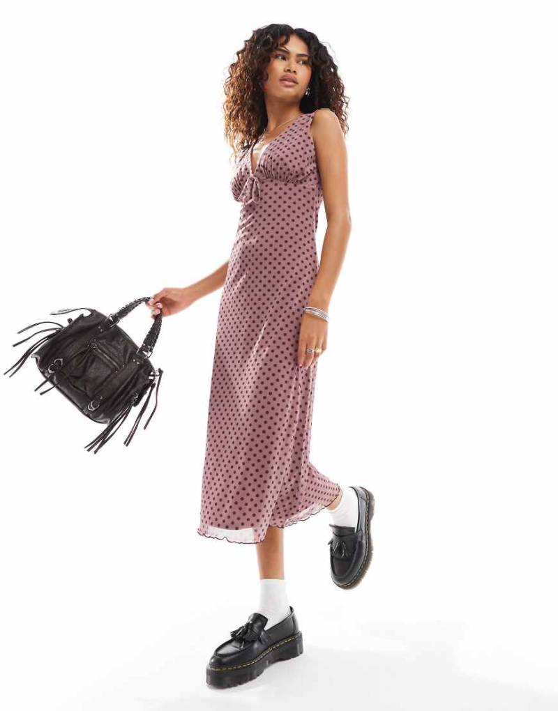 Reclaimed Vintage - Midi-Freizeitkleid in gepunktetem Burgunderrot-Rosa von Reclaimed Vintage