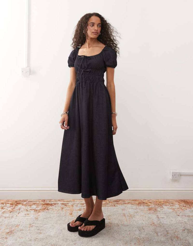 Reclaimed Vintage - Midikleid aus Chambray-Denim in verwaschenem Indigoblau mit gesmoktem Details von Reclaimed Vintage