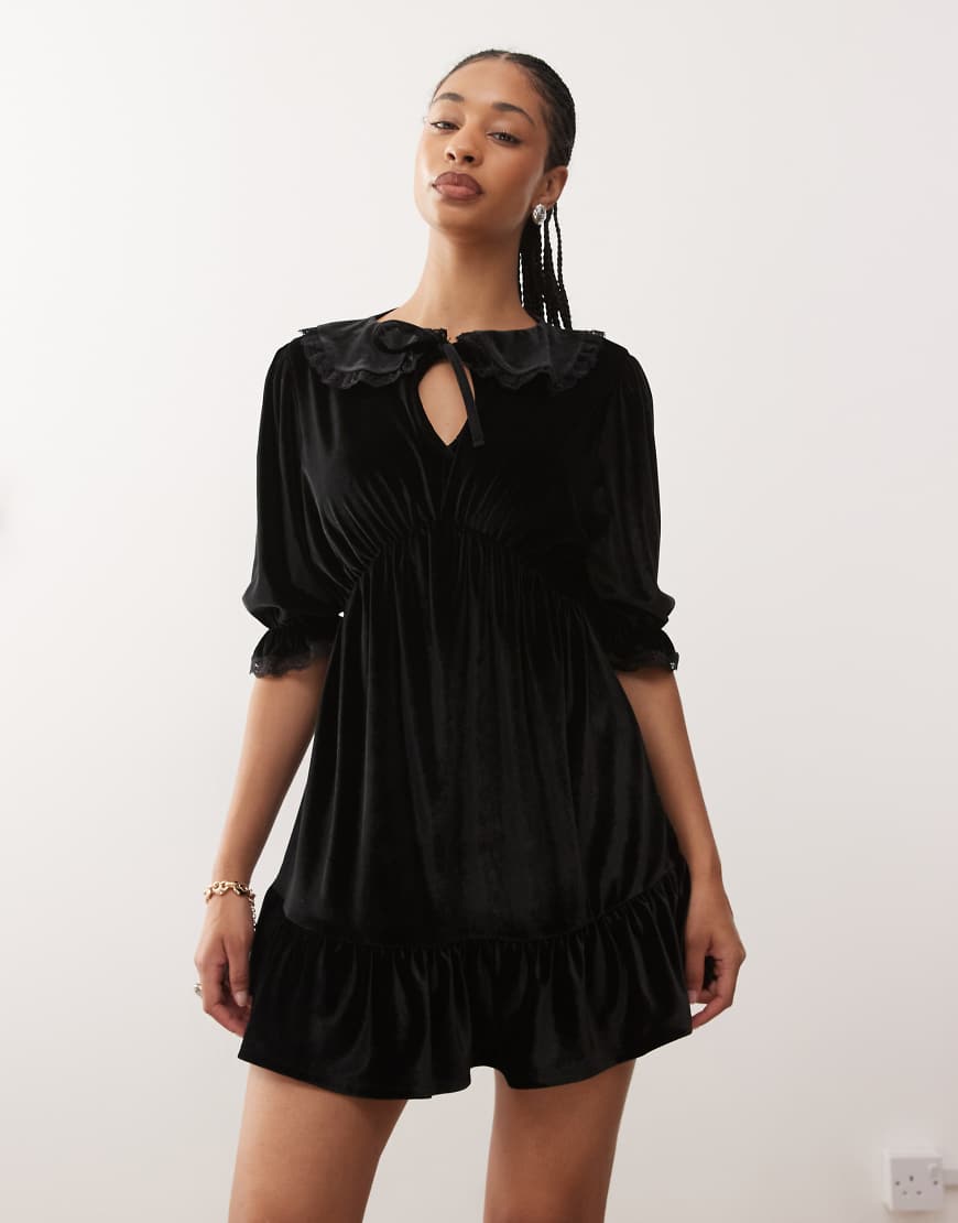 Reclaimed Vintage - Minikleid aus Samt in Schwarz mit Spitzeneinlagen und Kragen von Reclaimed Vintage