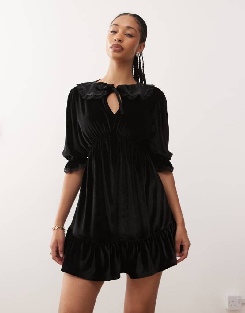 Reclaimed Vintage - Minikleid aus Samt in Schwarz mit Spitzeneinlagen und Kragen von Reclaimed Vintage
