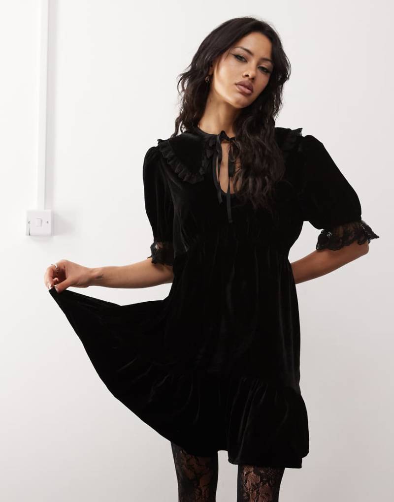 Reclaimed Vintage - Mini-Freizeitkleid aus Samt mit Kragen-Schwarz von Reclaimed Vintage