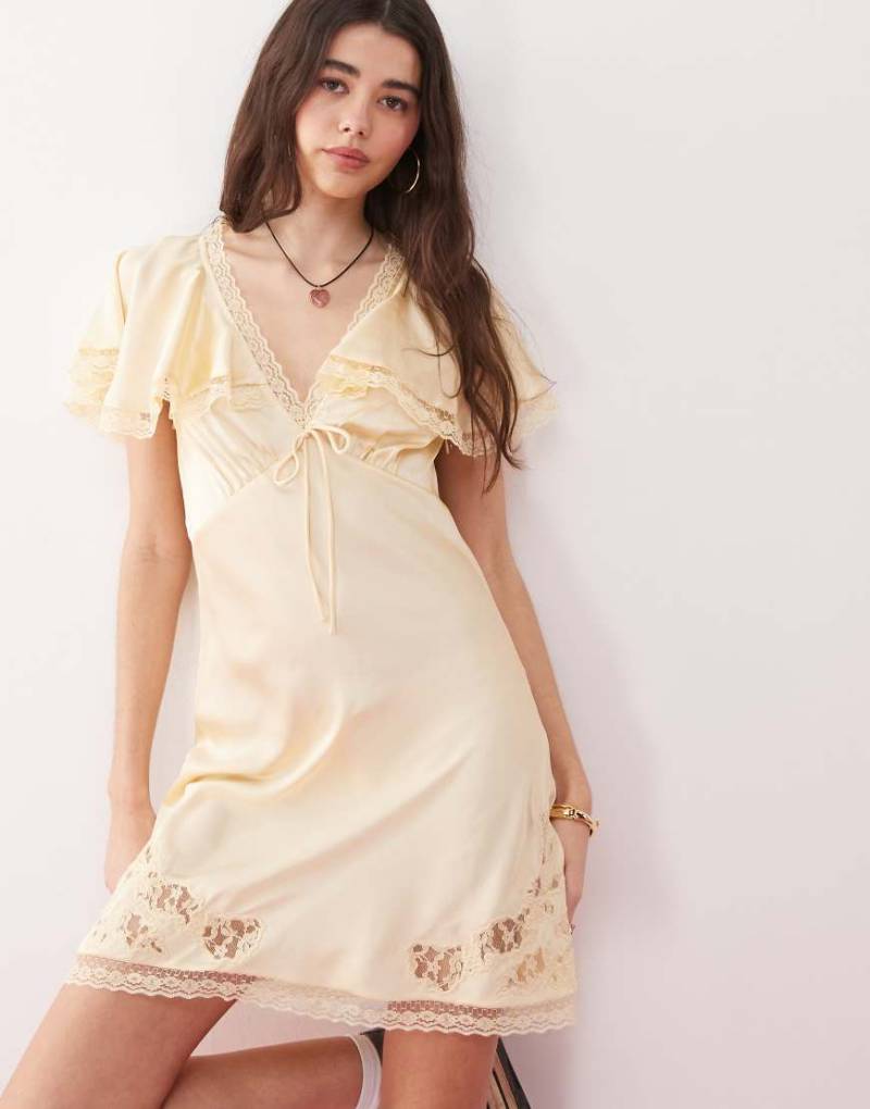 Reclaimed Vintage - Mini-Freizeitkleid in Buttergelb mit Cape-Ärmeln und Spitze mit Durchbrucharbeit-Weiß von Reclaimed Vintage