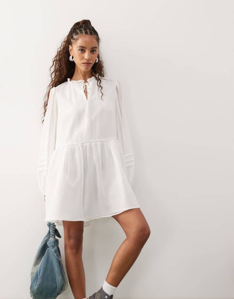 Reclaimed Vintage - Mini-Hängerkleid im Western-Stil in Elfenbeinweiß mit Schnürung am Kragen von Reclaimed Vintage