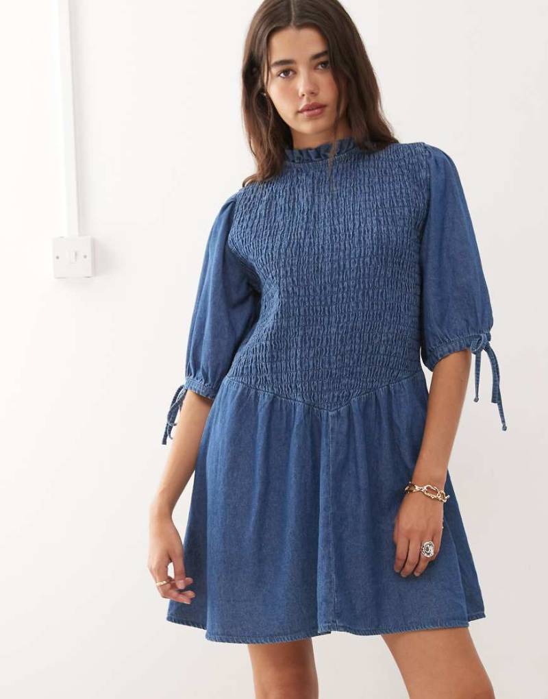 Reclaimed Vintage - Mini-Jeanskleid in Mittelblau mit tiefer Taille und gerafftem Oberteil von Reclaimed Vintage