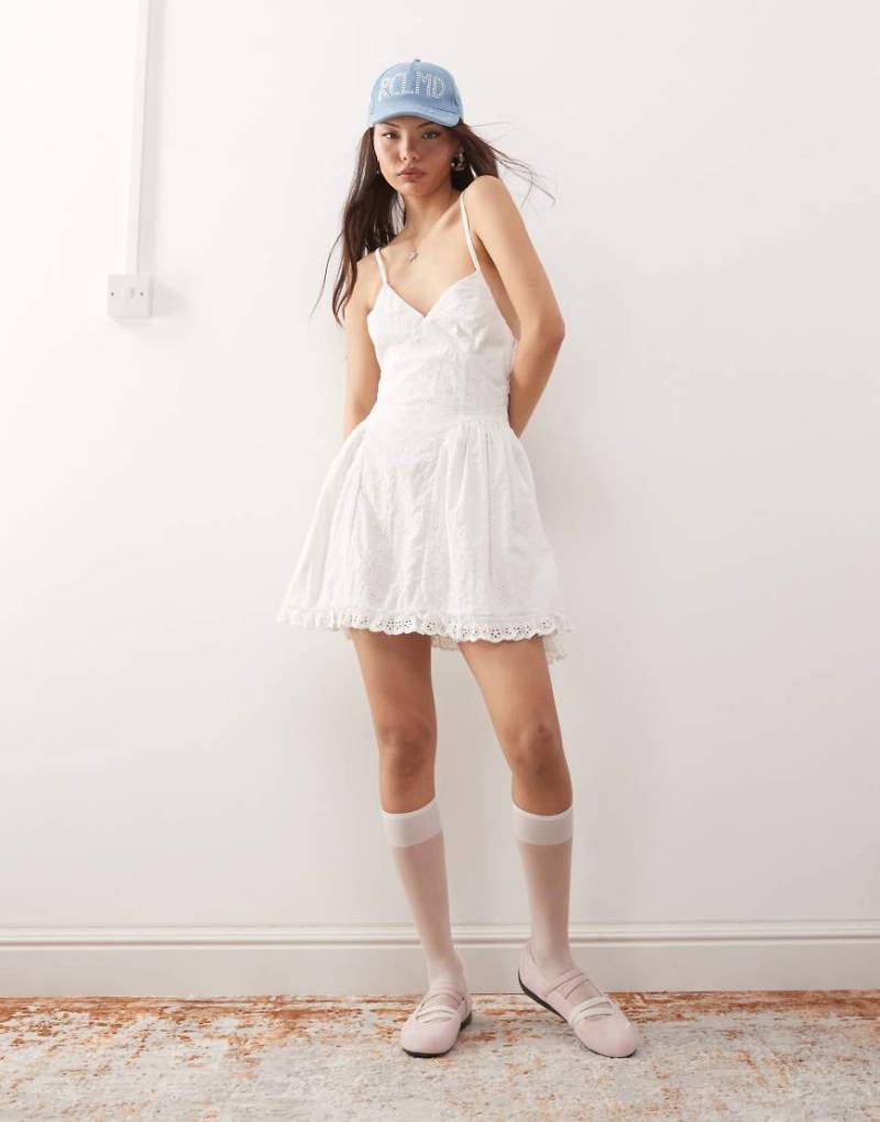 Reclaimed Vintage - Mini-Sommerkleid in Weiß mit Lochstickerei, Rüschen und tiefer Taille von Reclaimed Vintage