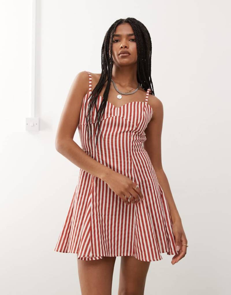 Reclaimed Vintage - Mini-Sommerkleid mit burgunderroten Streifen, Ziernaht an der Brust und Godet-Einsätzen-Bunt von Reclaimed Vintage