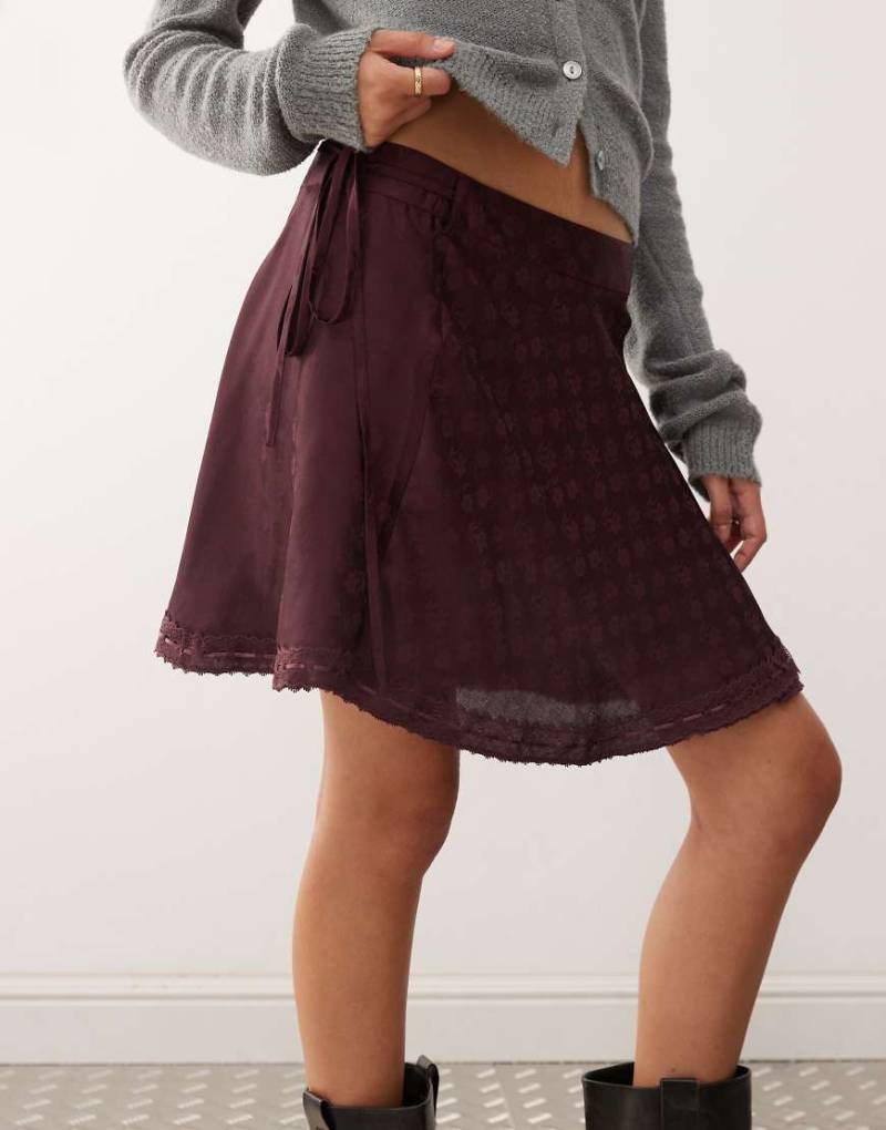 Reclaimed Vintage - Mini-Wickelrock aus Jacquard-Satin in Lila von Reclaimed Vintage