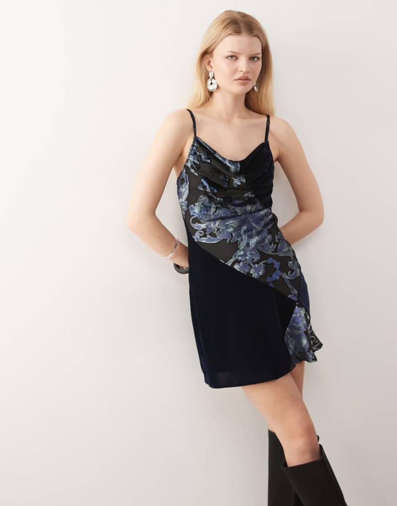 Reclaimed Vintage - Minikleid in Marineblau mit Samteinsätzen und Ausbrenner-Blumenmuster im geteilten Design-Bunt von Reclaimed Vintage